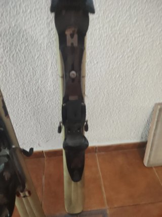 Esquís con fijaciones