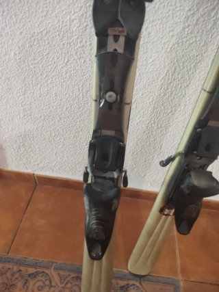 Esquís con fijaciones