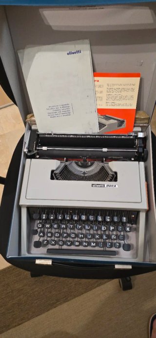 Máquina de escribir Olivetti DORA