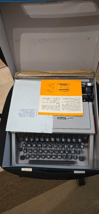 Máquina de escribir Olivetti DORA