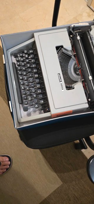 Máquina de escribir Olivetti DORA