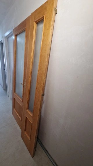Puerta doble de madera con cristal