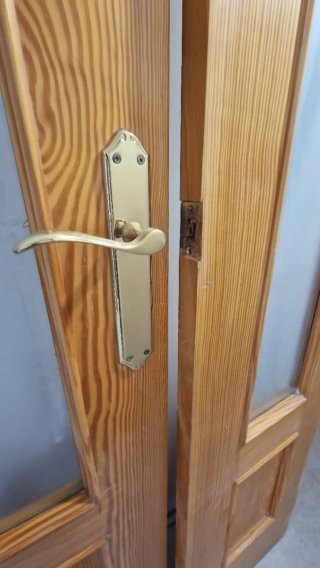 Puerta doble de madera con cristal