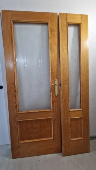 Puerta doble de madera con cristal