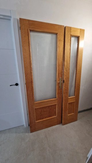 Puerta doble de madera con cristal