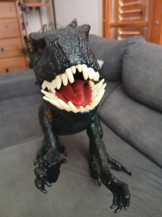 Figura Dinosaurio Indoraptor Negro y Dorado