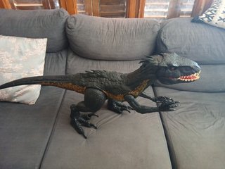 Figura Dinosaurio Indoraptor Negro y Dorado