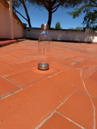 Botella de plástico y metal
