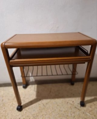 Mesa auxiliar moderna con ruedas