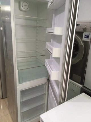 Nevera Liebherr plateada