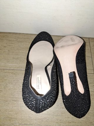 Zapatos de tacón Zara negros con pedrería