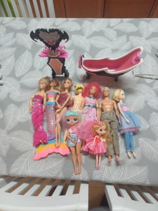 Lote de 9 Muñecas y Accesorios