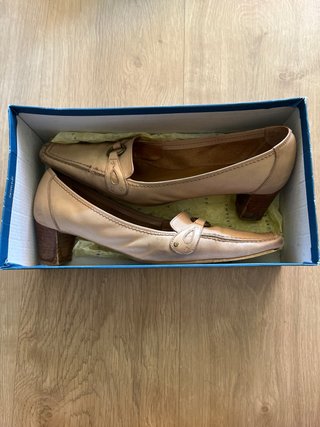 Zapatos de tacón beige