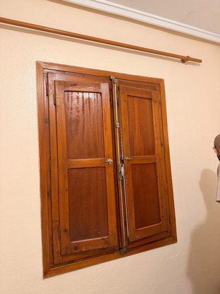 Ventana madera maciza con contraventanas
