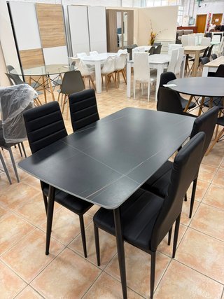 Mesa de comedor estilo marmol + 4 sillas negras