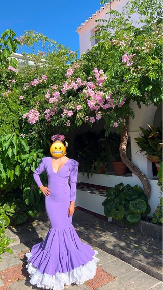Traje de flamenca morado y blanco