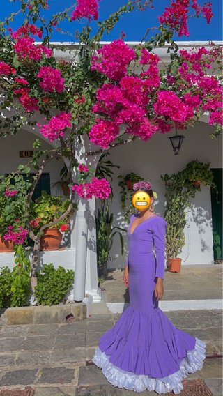 Traje de flamenca morado y blanco