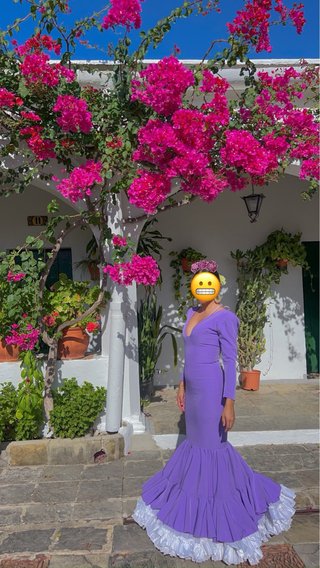 Traje de flamenca morado y blanco