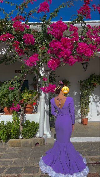 Traje de flamenca morado y blanco
