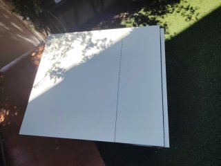 Mesa plegable de madera blanca.