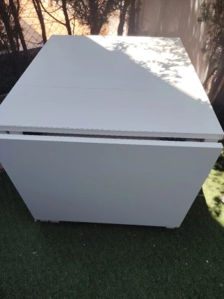 Mesa plegable de madera blanca.
