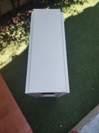 Mesa plegable de madera blanca.
