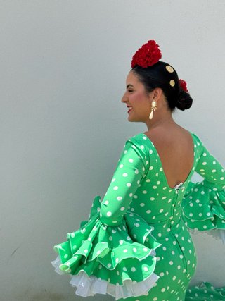 Traje de flamenca verde con lunares blancos