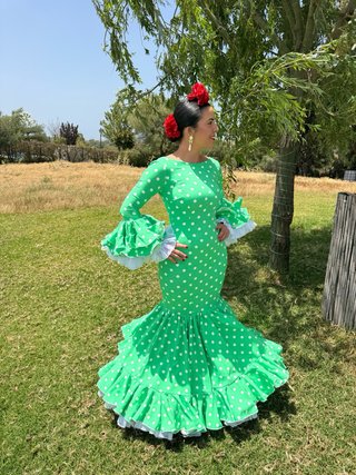 Traje de flamenca verde con lunares blancos