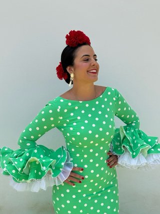 Traje de flamenca verde con lunares blancos