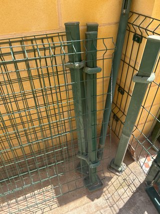 Valla metálica verde para piscina