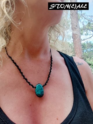 Girocollo in macrame con crisocolla