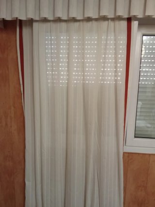 Cortinas blanco roto y la franja es teja