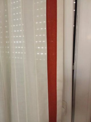 Cortinas blanco roto y la franja es teja