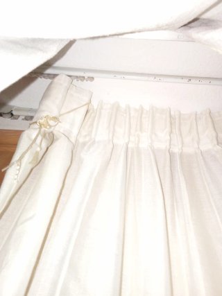 Cortinas blanco roto y la franja es teja
