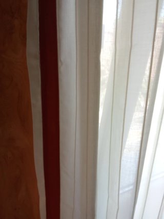 Cortinas blanco roto y la franja es teja
