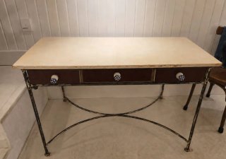 Mesa antigua de hierro y madera