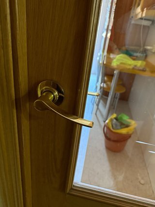 Puerta de madera con cristal esmerilado