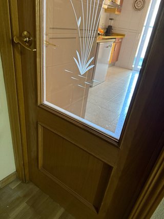 Puerta de madera con cristal esmerilado