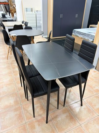 Mesa de comedor estilo marmol + 4 sillas negras