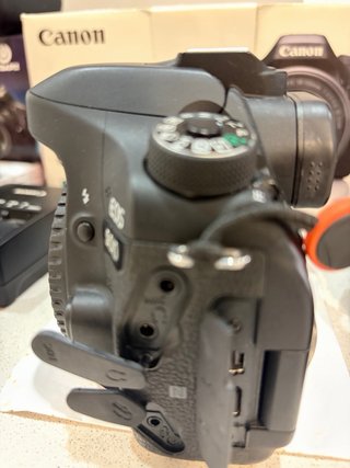 Camara canon 80D con complementos.
