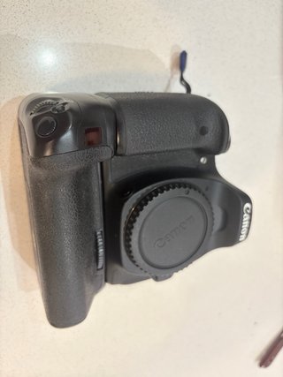 Camara canon 80D con complementos.