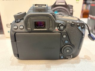 Camara canon 80D con complementos.