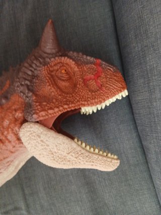 Dinosaurio Carnotauro Gigante ( figura de Mattel )