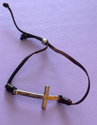 Pulsera de cuero con cruz plateada