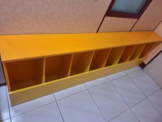 Mueble de almacenaje de madera amarillo y naranja