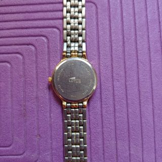 Reloj LOTUS llamado en oro