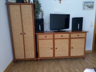 Armario ropero de ratán y madera.