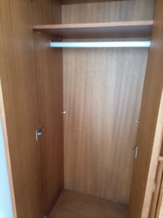 Armario ropero de ratán y madera.