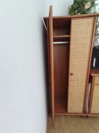 Armario ropero de ratán y madera.