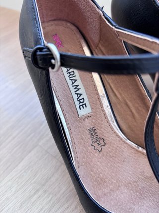 Tacones negros de piel de la marca María Mare 37